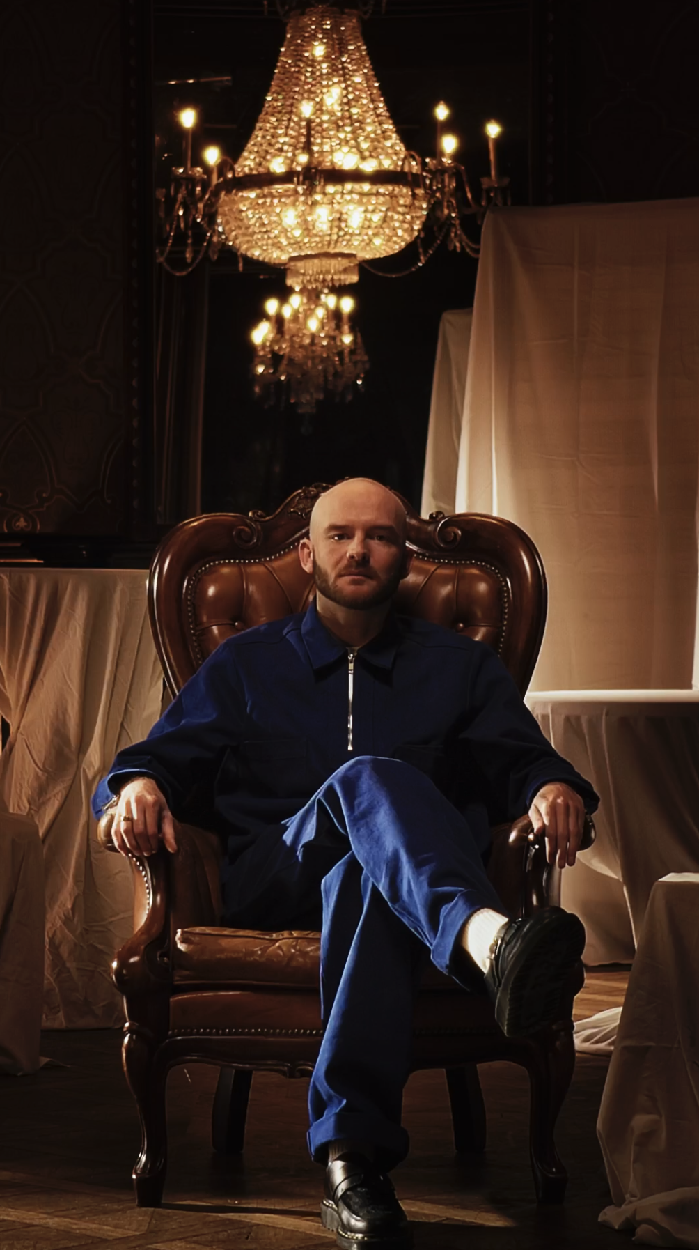 Geschiedenisles met Jimmy Rockx, Jimmy zit in de stoel klaar om het verhaal te vertellen.