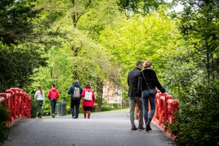 Mensen lopen door een park 