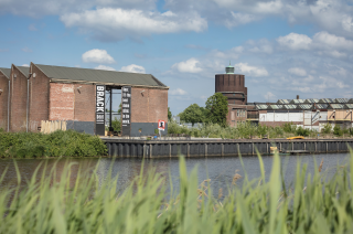 Gebouwen in de achtergrond met water er tussen 