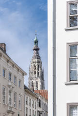 De koepel van de Grote Kerk in Breda tussen gebouwen in