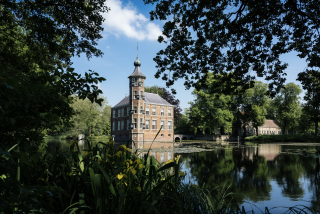 Het kastel LBouvigne omringd door water en natuur 