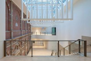 Binnenkant van het Rijksmuseum en de architectuur van het gebouw wordt getoond